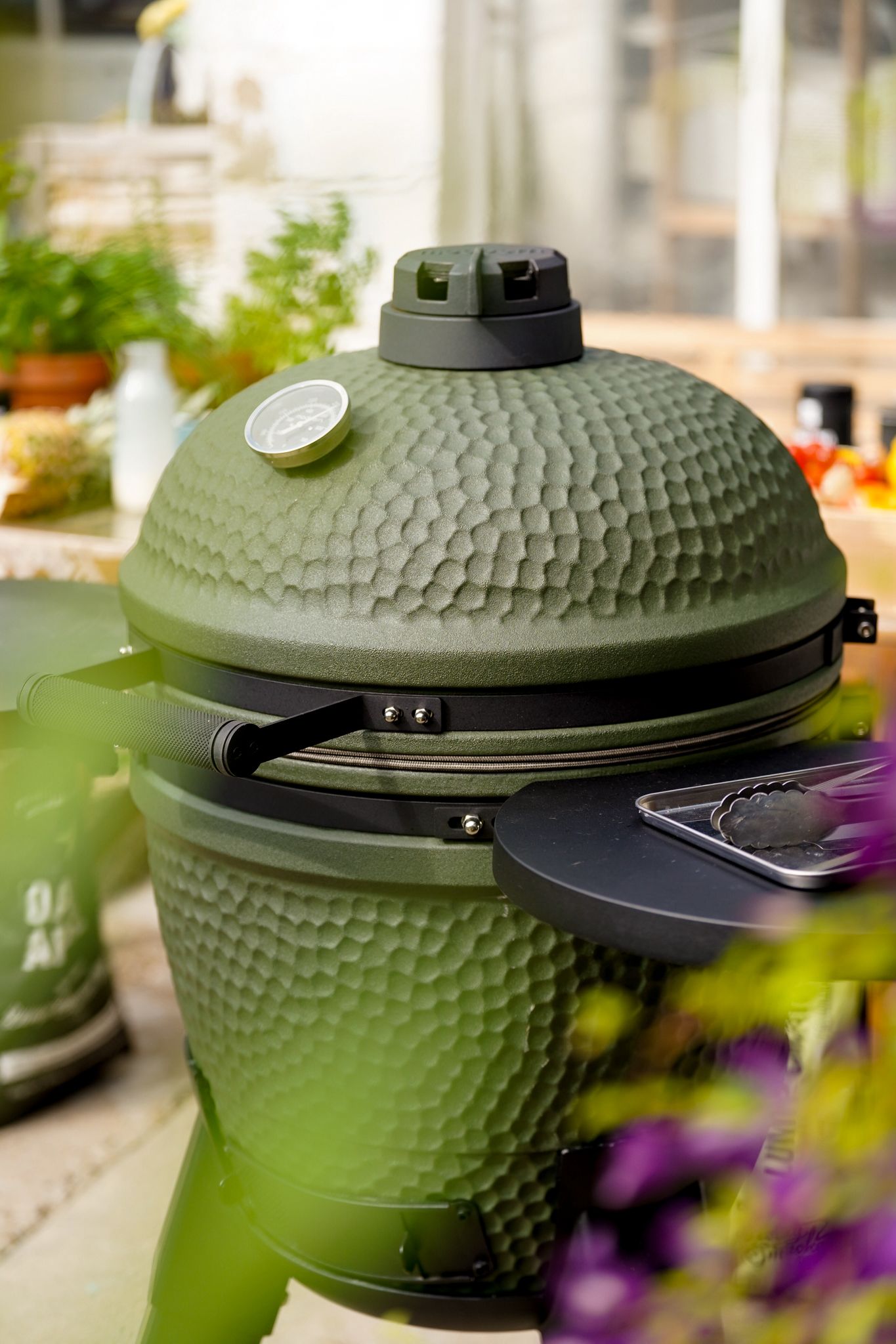 groene kamado in tuin